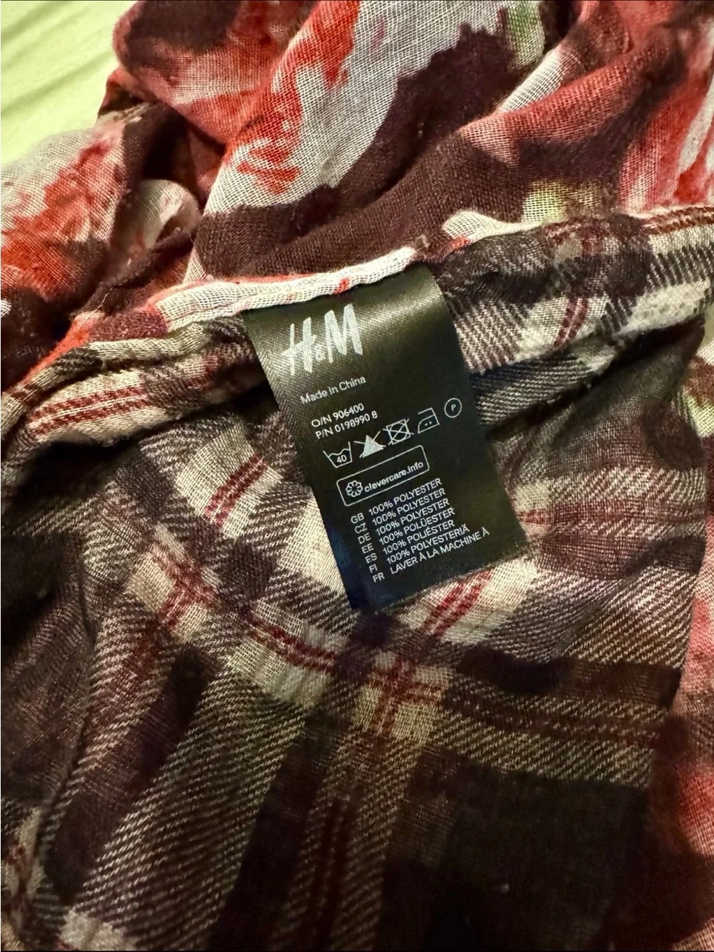 H&M scarf features